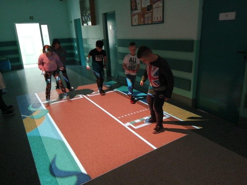 W Szkole Podstawowej nr 2 w Skierniewicach powstała interaktywna podłoga. Uczniowie chętnie z niej korzystają