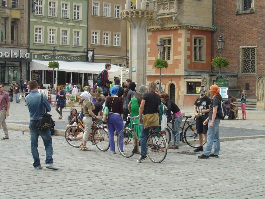 Wrocław: Zwolennicy Pussy Riot demonstrowali na Rynku (ZDJĘCIA)