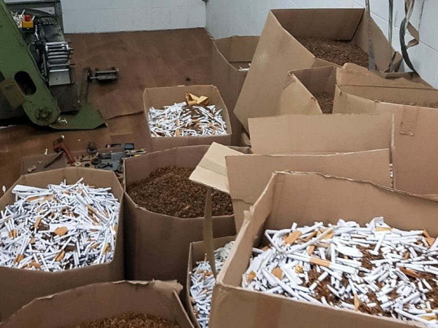 Zlikwidowano nielegalną fabrykę papierosów. Policjanci zatrzymali jedną osobę