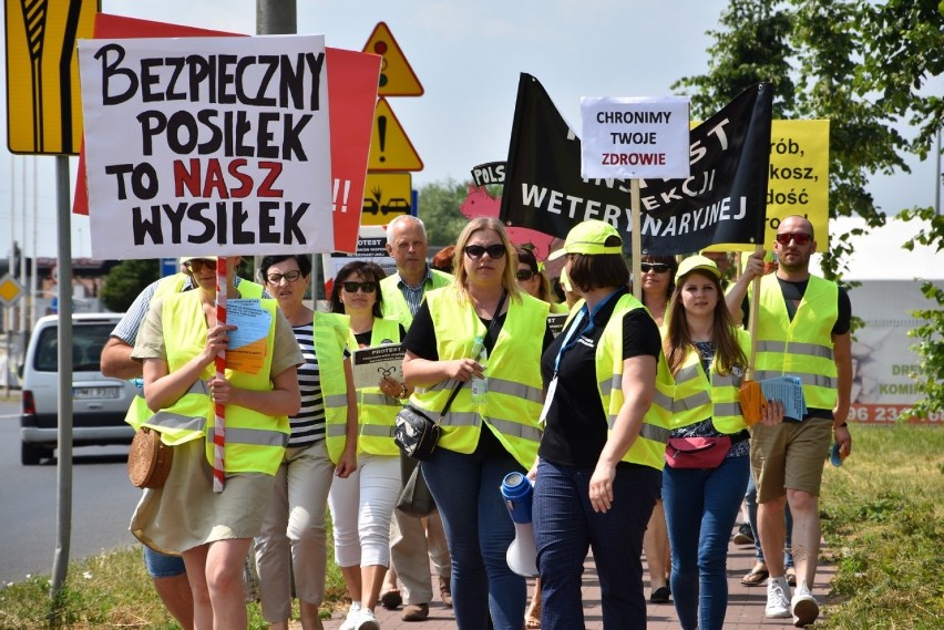 Pracownicy Inspektoratu Weterynarii protestowali na drodze krajowej nr 32 [ZDJĘCIA]