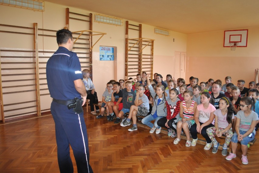 Policjanci z Piotrkowa Kujawskiego spotkali się z uczniami w Szkole Podstawowej w Dębołęce [zdjęcia]