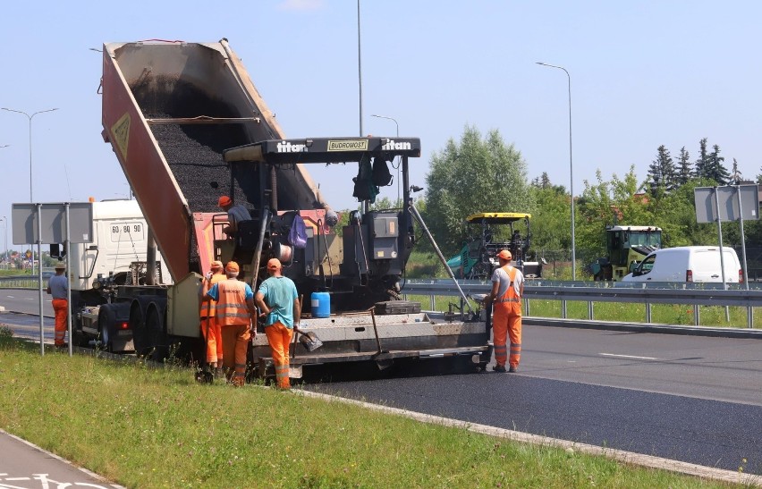 Trwają roboty na drogach w pobliżu lotniska w Radomiu. Uwaga kierowcy - są utrudnienia! (ZDJĘCIA)