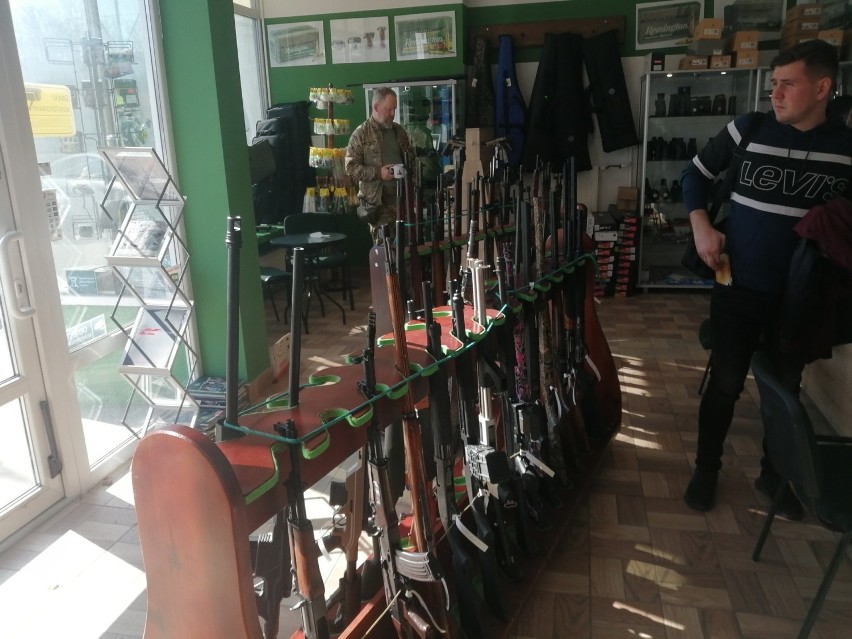 Na półce z karabinami tylko samotny AKGN i rumuński AK-74,...