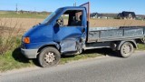 Wypadek na drodze do Pucka (26.04.2022). Zderzenie dwóch volkswagenów. Osobowy kontra ciężarowy na zakręcie. Touran wypadł z drogi | FOTO