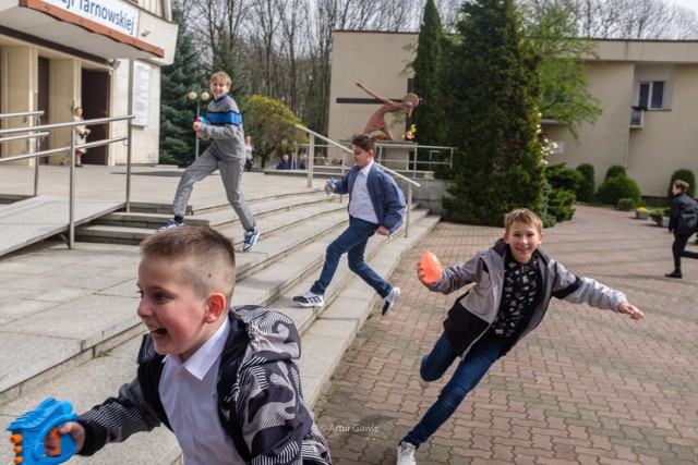 Tradycję śmigusa-dyngusa podtrzymywały w Tarnowie przede wszystkim dzieci i młodzież. Zobaczcie zdjęcia!
