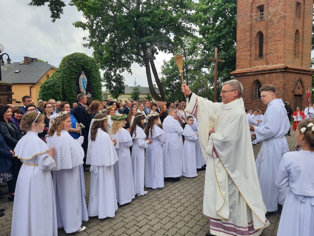 Na pierwszym planie: ks. dr Andrzej Krasiński, proboszcz parafii św. Trójcy w Rypinie