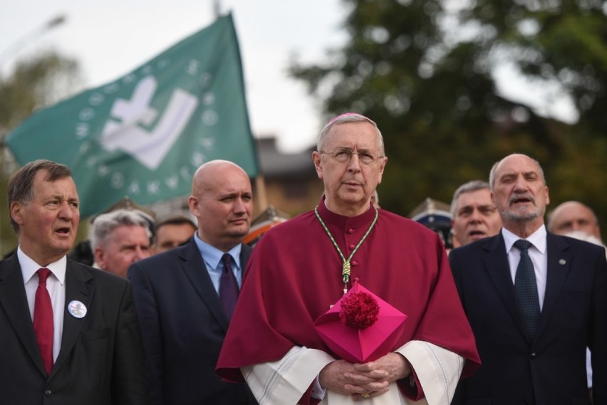 W uroczystościach związanych z poświęceniem figury brał...