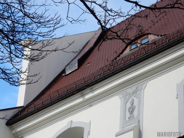 Wiatr zerwał blachę na dachu kościoła „na górce” w Opolu.