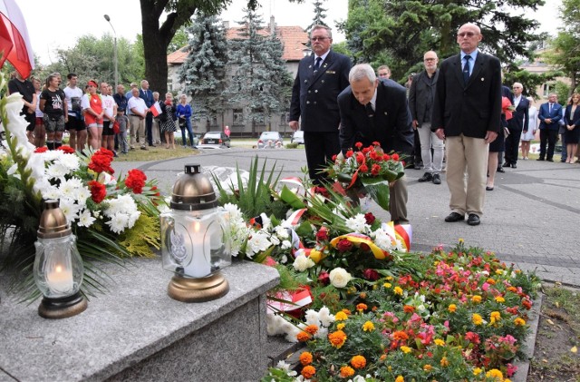 Z okazji 77. rocznicy wybuchu Powstania Warszawskiego w Inowrocławiu symboliczna uroczystość odbyła się pod pomnikiem ku czci żołnierzy Armii Krajowej na Skwerze Sybirak&oacute;w