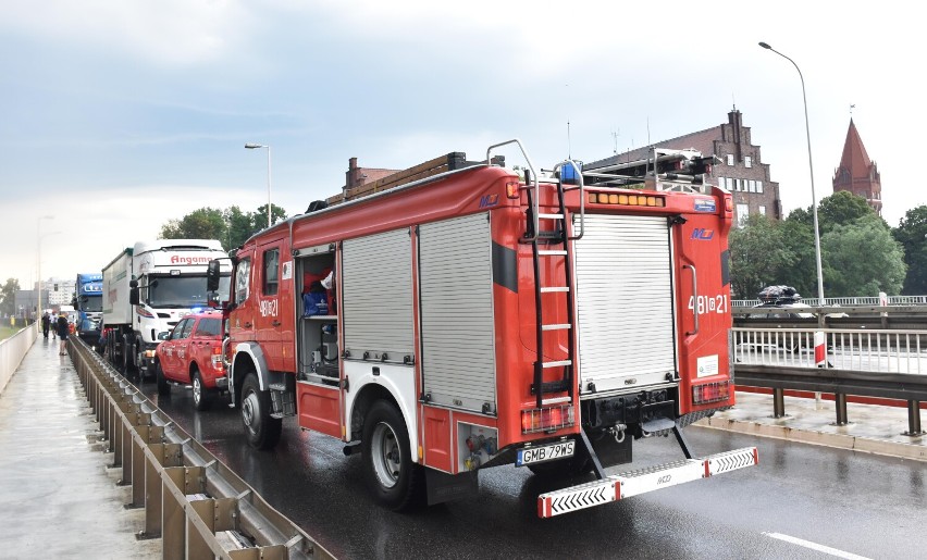 Malbork. Wypadek na moście na Nogacie. Trzy osoby w szpitalu. Na drogach krajowych były duże utrudnienia