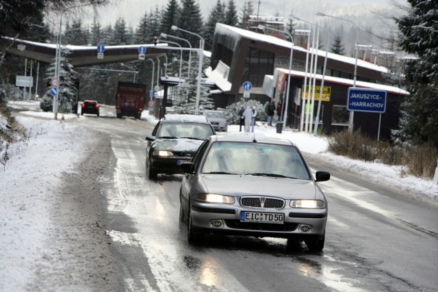 Czeskie stacje narciarskie są bardzo popularne wśród mieszkańców Kotliny Jeleniogórskiej. Na czeskich drogach trzeba bardzo uważać, by nie złamać przepisów.