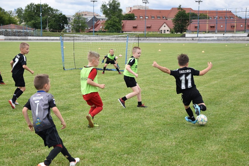 Piłka nożna. Na stadionie przy ul. Bydgoskiej trenują młodzi pilscy piłkarze. Zobaczcie zdjęcia