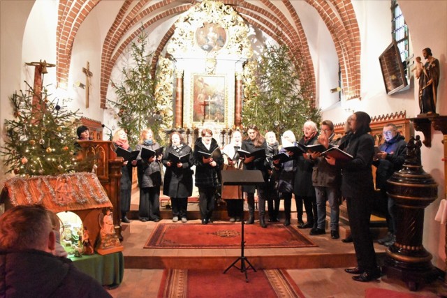 Kolędowanie w Jaszkowie. W tym roku wystąpił chór Castellum Cantans. Kościół w Jaszkowie był wypełniony słuchaczami do ostatniego miejsca