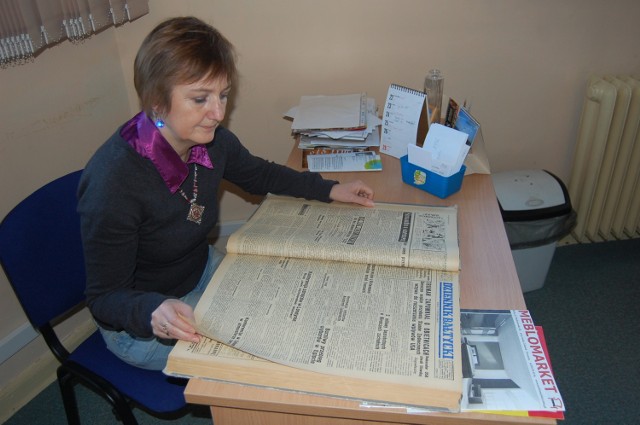 Małgorzata Szemelfejnik z WiMBP z rocznikiem naszej gazety