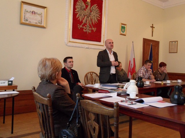 Wicewójt Klaudiusz Wieder (stoi) i wójt Eugeniusz Gwóźdź (obok po lewej) nie przekonali radnych do zawieszenia funduszu sołeckiego
