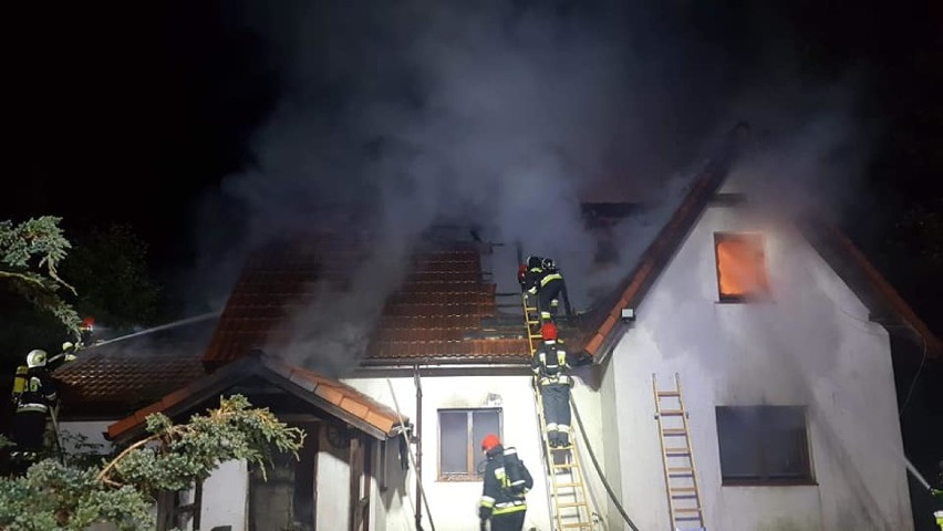 Doszczętnie spłonął budynek mieszkalny w Sadkowie