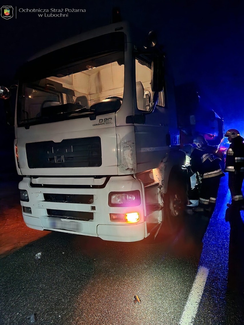 Poranny wypadek na drodze między Glinnikiem a Konewką koło Tomaszowa. Zderzyły się cztery samochody [ZDJĘCIA]