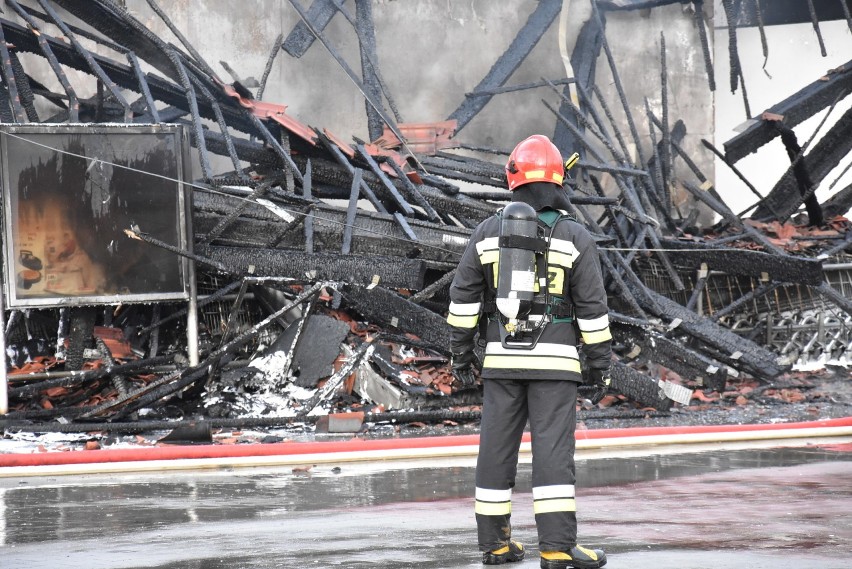 Lidl z Wadowic spłonął w godzinę. Drewniana konstrukcja dachu zawaliła się jeszcze szybciej