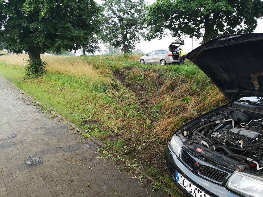 Wypadek pod Radzyniem Chełmińskim. Samochód uderzył w drzewo. Jedna osoba została ranna [zdjęcia]