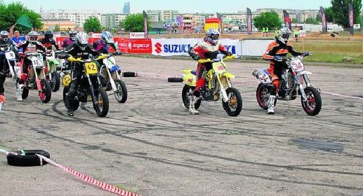 Zawody Supermoto są bardzo widowiskowe.