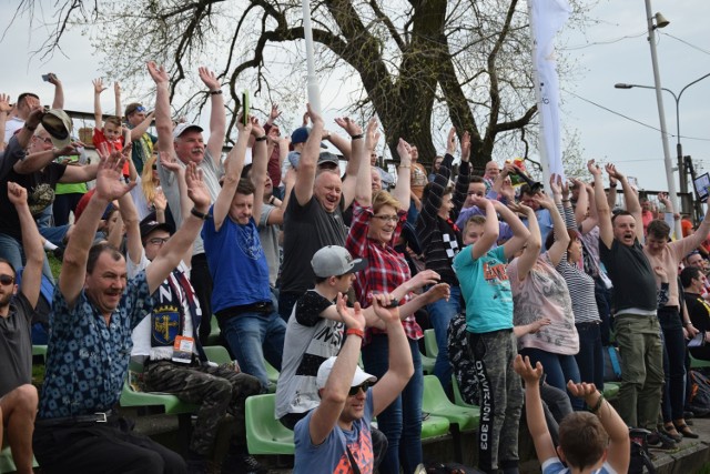 Otwarcie sezonu ligowego w Opolu obejrzało blisko 4000 fanów żużla. Kolejarz Opole pokonał Polonię Bydgoszcz 57:33. Od razu w swoim debiucie serca kibiców skradł kapitalnym występem Richard Lawson, ale też bardzo dobrze zaprezentowali się pozostali zawodnicy opolskiego zespołu.