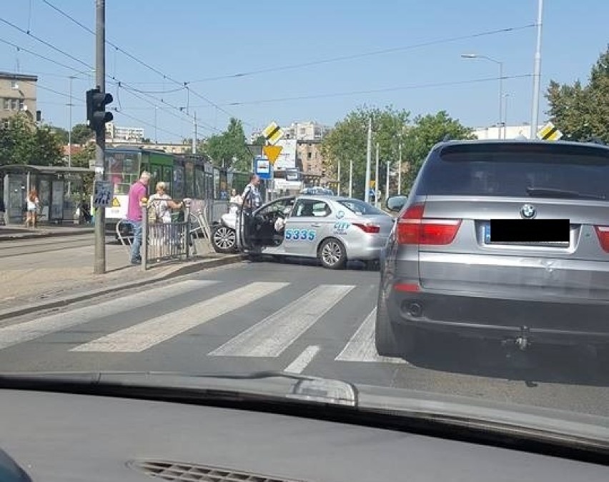 Kolizja przy Giedroycia w Szczecinie. Taksówka wylądowała na przystanku [ZDJĘCIA]