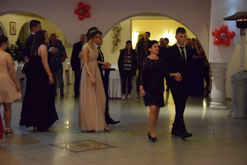Uczniowie Zespołu Szkół Ponadgimnazjalnych w Łodzierzy zatańczyli poloneza (FOTO) 