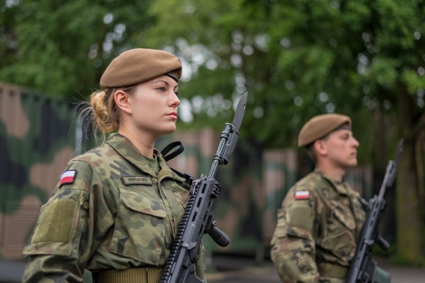 Żołnierze wypowiedzieli słowa roty przysięgi wojskowej na...