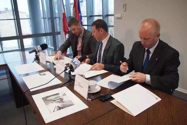 Dziś starosta podpisał umowę z firmą, która zbuduje bibliotekę dla I LO w Gnieźnie.