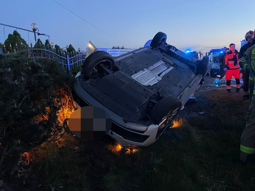 Mosty. Spowodował dachowanie Skody, którą jechały cztery osoby. Ukarany wysokim mandatem.