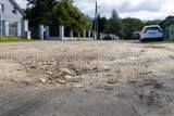 Zniszczona droga na prawobrzeżu w Szczecinie. Przedsiębiorcy tracą przez to klientów