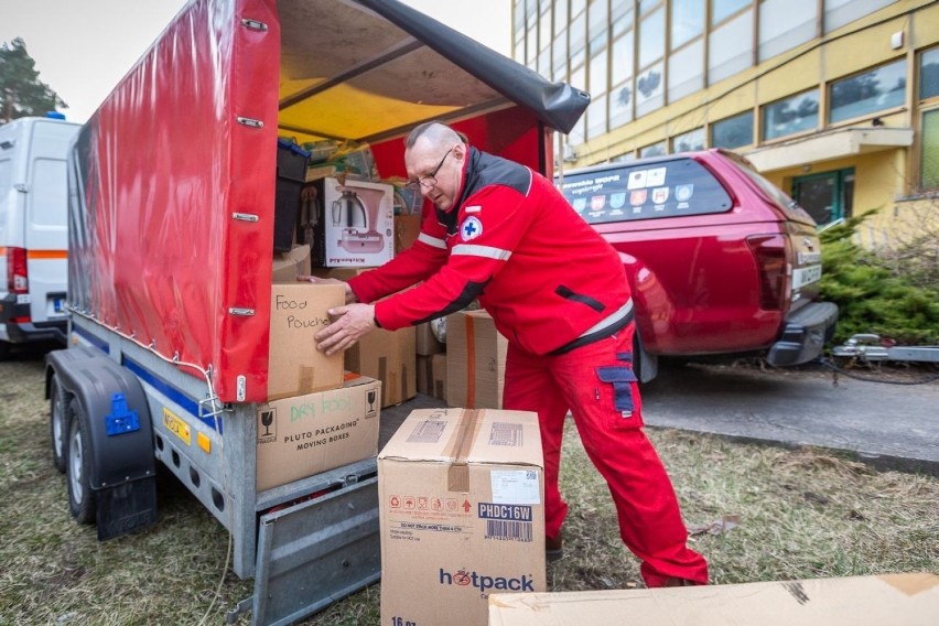 Lekarstwa, materiały opatrunkowe i higieniczne, namioty,...