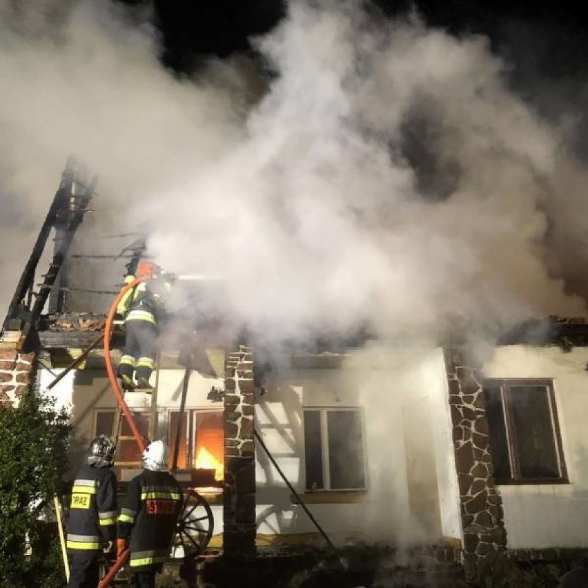 Dąbrowa: Płonął dom jednorodzinny, rodzina straciła cały...