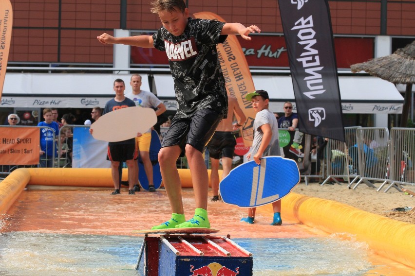 Skimboarding i bungee w Manufakturze