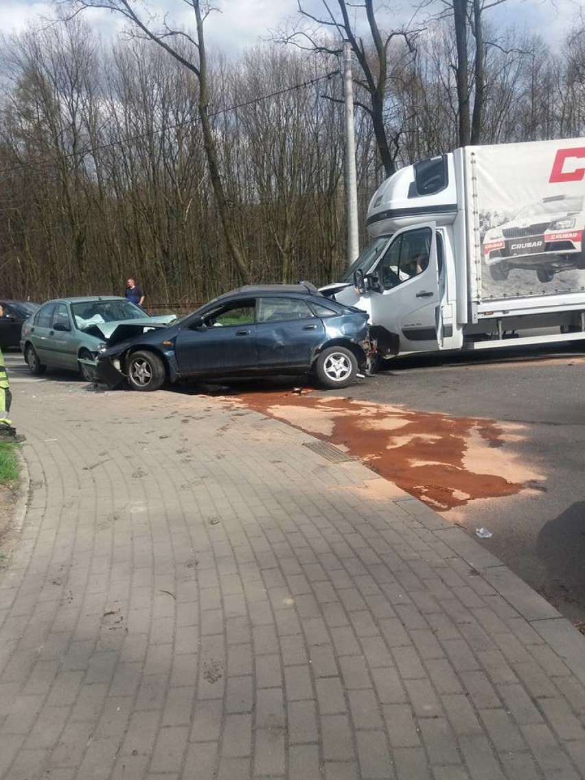 Trzy auta zderzyły się na ulicy Rybnickiej w Radlinie