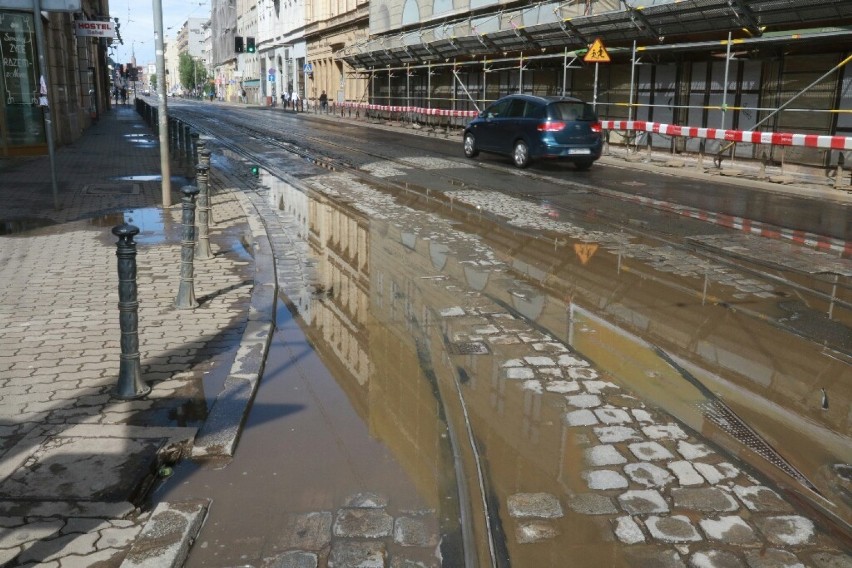 Wiele ulic we Wrocławiu pod wodą (ZOBACZ ZDJĘCIA)