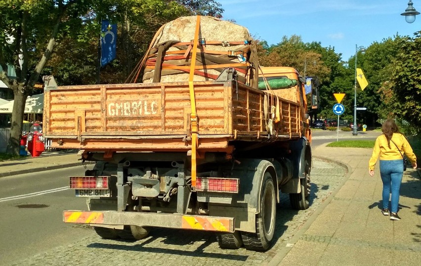 Malbork. ZHP upamiętni tablica na skwerze w centrum miasta. Ważący 7 ton głaz trafił na miejsce