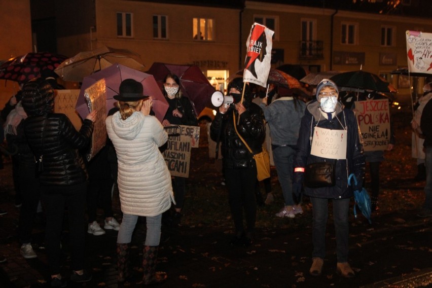Protest Kobiet w Złotowie - manifestacja pomimo deszczu i tak się odbyła