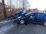 Wypadek w Zaczarniu koło Tarnowa. Samochód osobowy zderzył się czołowo z busem, którym podróżowali niepełnosprawni [ZDJĘCIA]