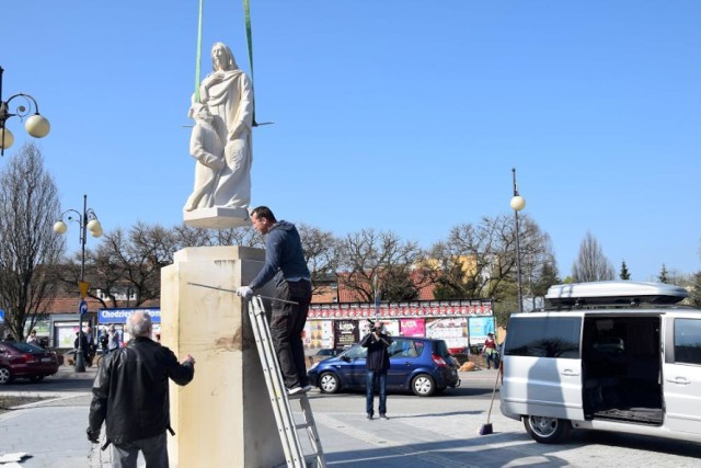 W środę na skwerze przy kościele św. Floriana w Chodzieży miał miejsce montaż Pomnika Wdzięczności, którego oficjalne odsłonięcie nastąpi 4 maja.

Zobacz więcej: Pomnik Wdzięczności w Chodzieży już czeka na oficjalne odsłonięcie! [ZDJĘCIA]