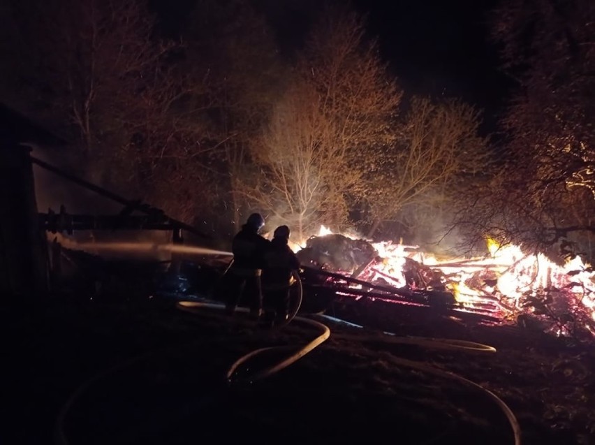 Nocny pożar w Korzeńcu w powiecie przemyskim. Spaliła się stodoła, budynek gospodarczy i dom [ZDJĘCIA OSP]