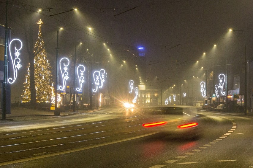 Świąteczne ozdoby w Sosnowcu co roku zachwycają. Wieczorami...