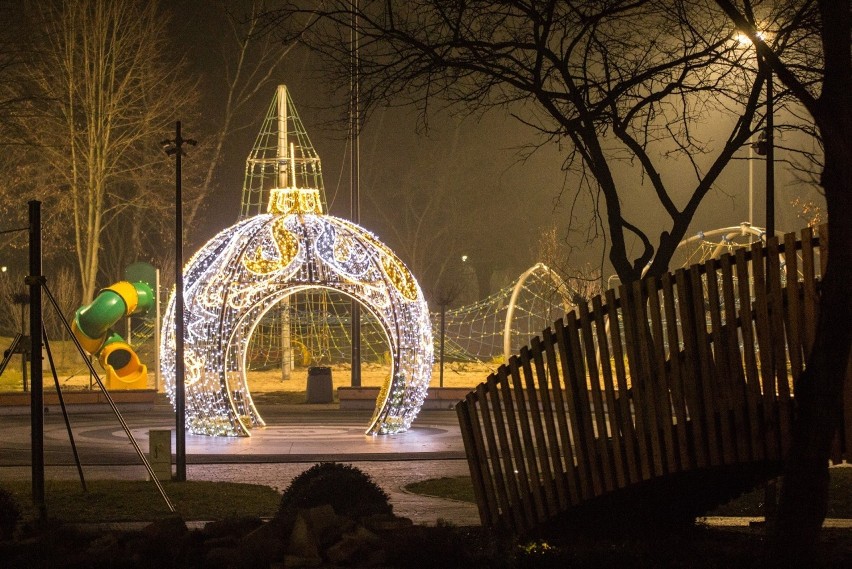 Świąteczne ozdoby w Sosnowcu co roku zachwycają. Wieczorami...