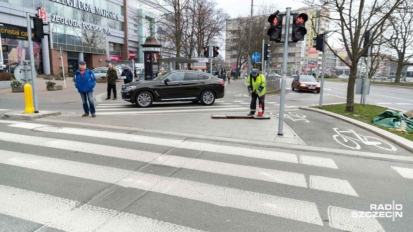 Przejście dla "smartfonowych zombie". Mają poprawić bezpieczeństwo. Czy brakuje takich w Warszawie?