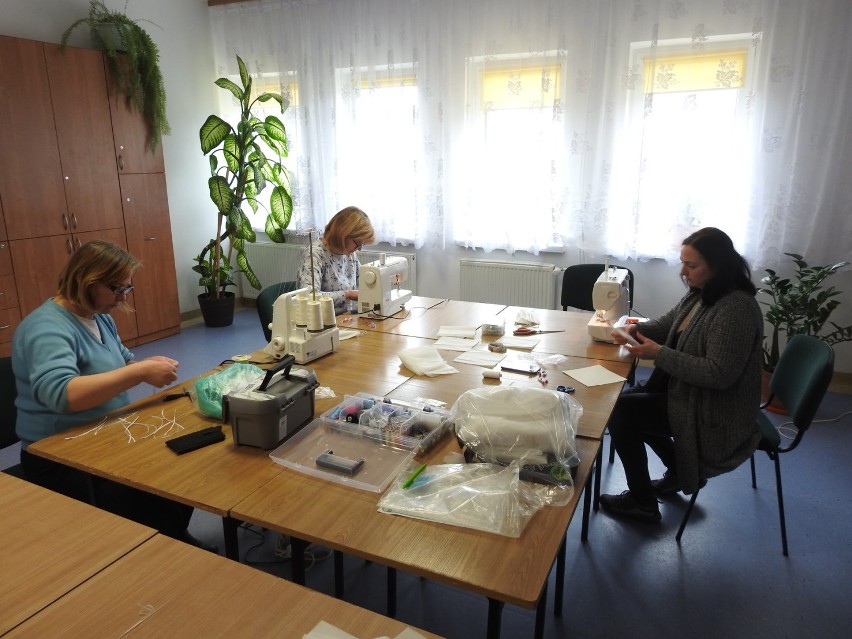 Miejsko-Gminny Ośrodek Kultury w Lipsku. Pracownicy szyją ochronne maseczki dla szpitala