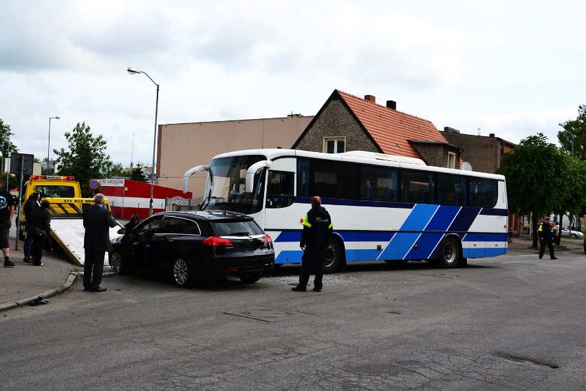 Kolizja osobówki z autobusem Jarocin