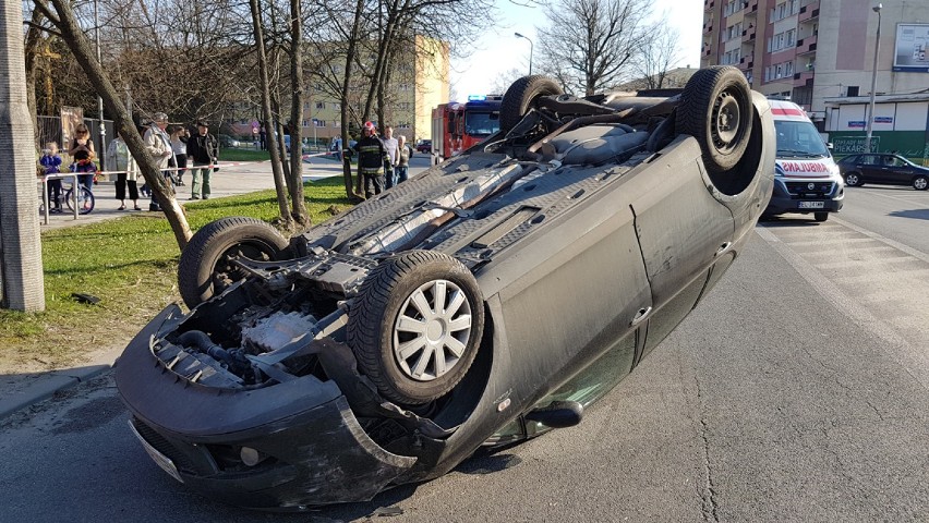 Pijany kierowca na Tatrzańskiej w Łodzi. Uderzył w drzewo i dachował [ZDJĘCIA, FILM]
