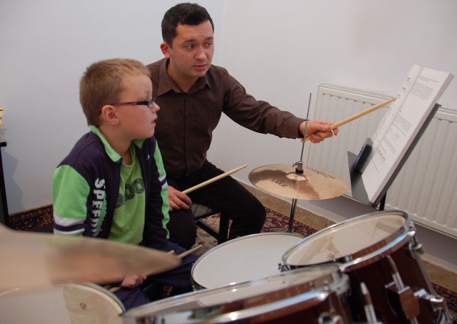 Mikołaj Łempa podczas wtorkowej lekcji gry na perkusji w Tuchowie pod okiem Grzegorza Jakieły