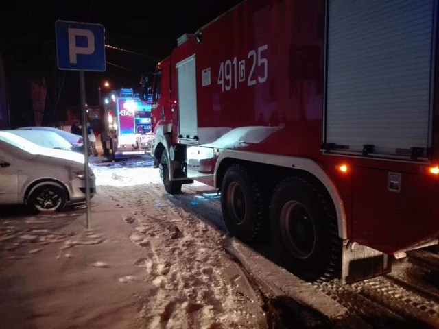 Nowy Dwór Gdański. We wtorkową noc 27 lutego strażacy walczyli z ogniem w jednym z mieszkań przy ulicy Dąbrowskiego. Jedna osoba trafiła do szpitala.