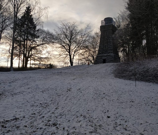 Wieża Bismarcka w Szczecinku w śnieżnej scenerii